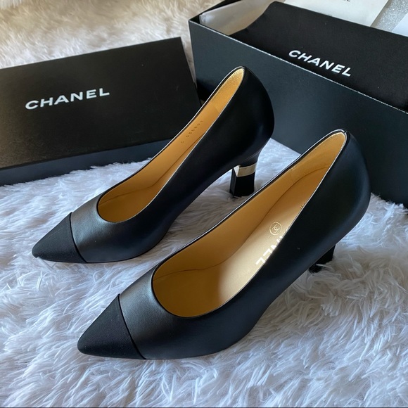 ❌ SOLD ❌ Chanel Pump Black with Gold CC Size 36.5 - Picture 2 of 10